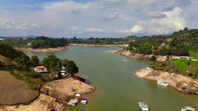Video a&eacute;reo sobre el embalse de Guatap&eacute;, Antioquia. Se observa descenso del nivel del agua hasta el 33.24% de la capacidad de la represa, debido a la intensa sequ&iacute;a, causada por el fen&oacute;meno del Ni&ntilde;o.