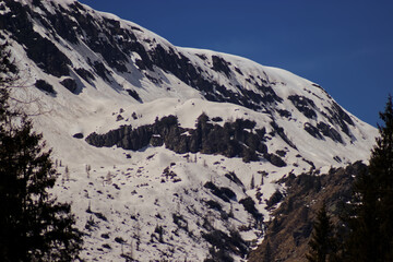 Snowy landscape of a mountain top.