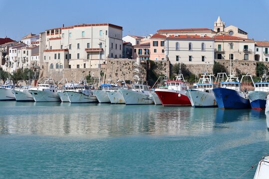Termoli - Scorcio del borgo dal molo dei pescherecci