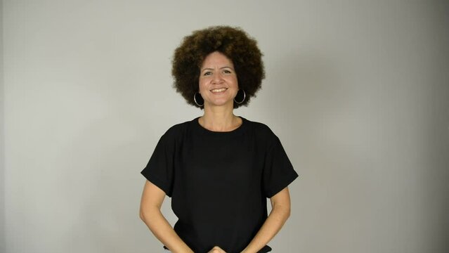 Female interpreter says the phrase its the differences that make us equal in Brazilian sign language.