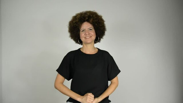 Female interpreter saying do physical exercises in Brazilian sign language.