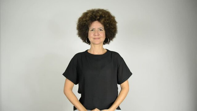 Female interpreter saying solidarity with Palestine in Brazilian sign language.