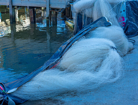 redes de pesca amontoadas na beira mar