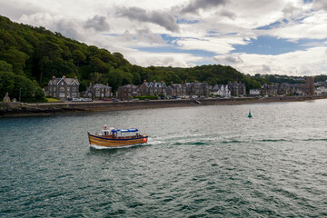 Petit bateau de touristes dans le port d'Oban en Ecosse au printemps