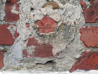 Hauswand - Backstein rot mit Putz - verwitterte alte Fassade - Hintergrund mit Strukturen und...