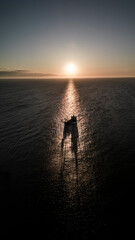 Statek wpływający do portu o wschodzie słońca na morzu Bałtyckim - obrazy, fototapety, plakaty
