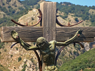 Crocifissione di Gesù Cristo sullo sfondo delle montagne 753