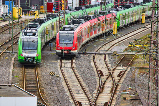 Zwei Z&uuml;ge vor der Abfahrt - Essen/ Deutschland
