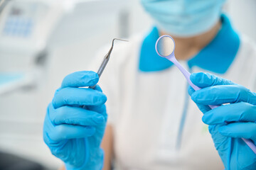 High qualified dentist equipped with advanced tools for dental treatments - obrazy, fototapety, plakaty