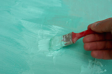 Decorator primer to Prime the walls before applying the plaster, repairs to the house, the second stage, the workflow