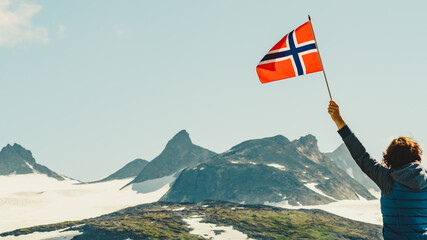Tourist with norwegian flag in mountains - obrazy, fototapety, plakaty