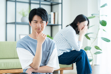 夫婦喧嘩する若い日本人