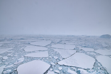 he Gullet Cracling Ice and Narrow Channel Antartica - obrazy, fototapety, plakaty