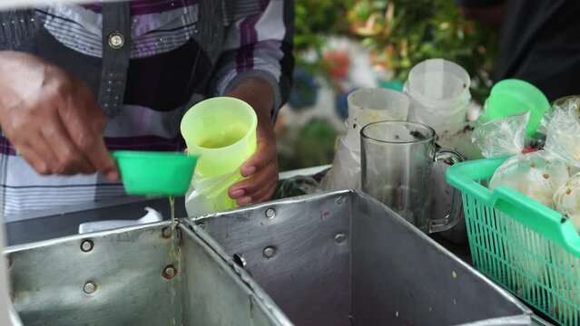 Street vendors are packing snacks (Dawet) in plastic bags to serve customers