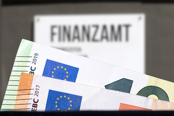 Euro Banknoten und Schild Finanzamt