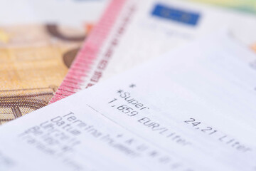 Euro Geldscheine und eine Quittung von einer Tankstelle für Tanken - obrazy, fototapety, plakaty