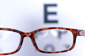 Eine Brille und Sehtest bei einem Augenarzt
