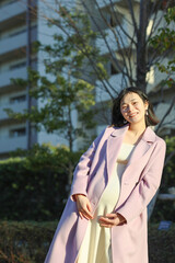 春のマタニティフォト　妊婦　緑　アジア人