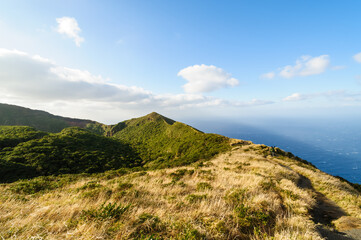 標高854mの八丈島最高峰、八丈富士の登山トレッキング。
八丈富士の山頂は大きなカルデラになっている。
カルデラの縁をぐるりと一周する「お鉢めぐり」をすることができる。
太平洋とカルデラ内部の景色は雄大。
険しい崖の上を歩くので要注意。強風時は立ち入り禁止。

航路の終点、太平洋の大きな孤島、八丈島。
東京都伊豆諸島。
2020年撮影。


Trekking up the 854-meter-hi