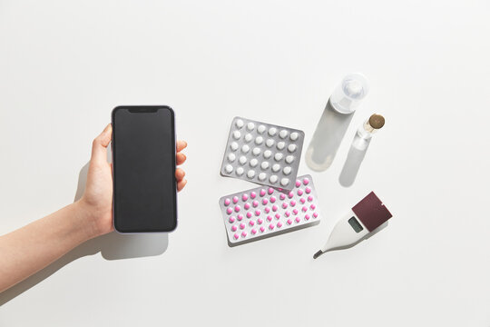 スマートフォンと薬と体温計