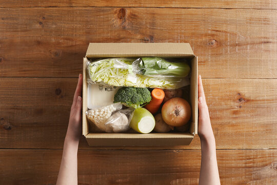 ダンボールに詰められた野菜