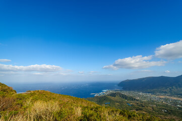 標高854mの八丈島最高峰、八丈富士の登山トレッキング。
道中は階段になっていて、1,280段ある。
登山道からは太平洋と八丈の町並み、三原山の雄大な景色がよく見える。

航路の終点、太平洋の大きな孤島、八丈島。
東京都伊豆諸島。
2020年撮影。


Trekking up the 854-meter-high Hachijo-fuji, the highest peak on the isla