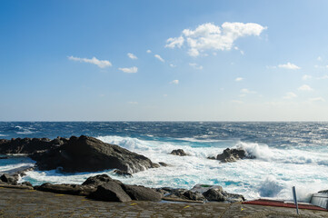 太平洋の荒波を受ける島南岸の乙千代ヶ浜。
海の色が凄まじく美しいブルー。

航路の終点、太平洋の大きな孤島、八丈島。
東京都伊豆諸島。
2020年撮影。


Ottyogahama beach on the southern shore of the island is subject to the rough waves of the Pacific Ocean.
The color of th