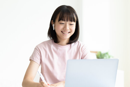 オンライン授業を受ける高校生