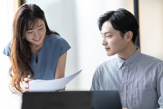 仕事をするビジネスウーマン