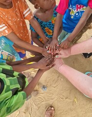 Farbige Hände von Kindern in Afrika - 791324246
