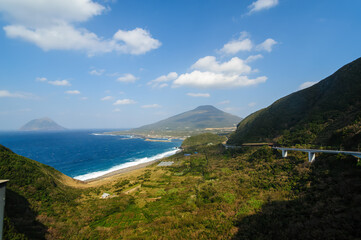 島中央南岸にある大坂トンネル展望台と陸橋。
高さ180mの崖の上にあり、展望台からは太平洋と八丈富士、八丈小島の絶景が広がる。

航路の終点、太平洋の大きな孤島、八丈島。
東京都伊豆諸島。
2020年撮影。


The Osaka Tunnel Observatory and overpass are located on the south shore of the central island