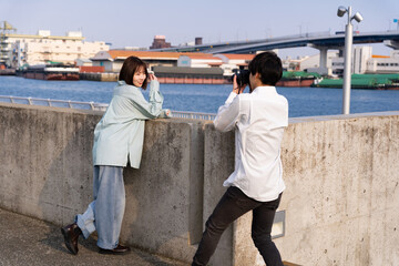 公園で撮影する男女