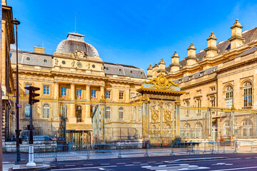Palace of Justice. Fabulous, magnificent Paris in early spring. - obrazy, fototapety, plakaty