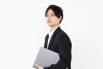 ノートパソコンを持つ男性