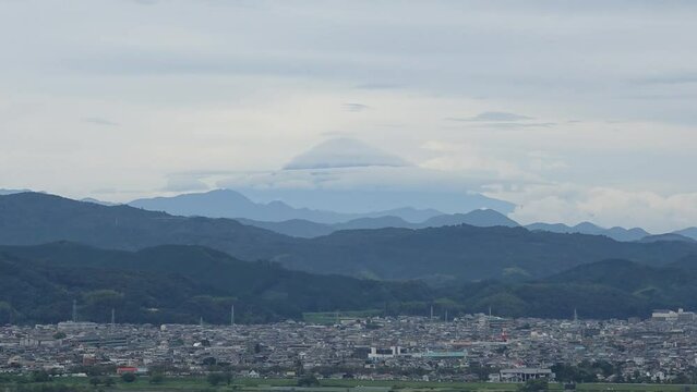 タイムラプス映像　雲のかかる富士山　静岡からの風景