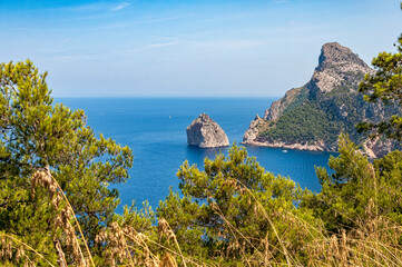 Schroffe, steil in das Meer fallende Felsen auf  Cap Formentor, der nördlichsten Spitze der...
