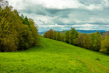Eine kleine Wanderung auf den Höhenweg der Stadt Schmalkalden mit typischen Aprilwetter - Thüringen - Deutschland