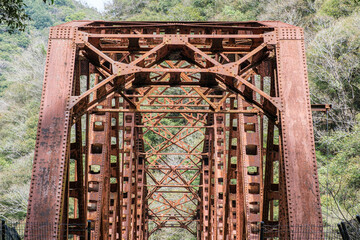 枕木が残る旧福知山線廃線跡を歩く, トンネル抜けると鉄橋に出会える