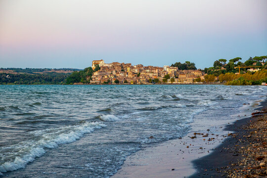 Italy, Lazio, Anguillara Sabazia, Town on shore of lake Bracciano