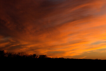 Fototapeta premium Cielo con nubes. Atardecer. cielos naranjas, rosas y azules. Paisaje y naturaleza. Estilo de vida saludable
