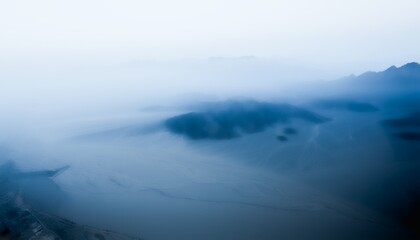 朝霧の砂漠地帯