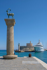 Säulen mit Elafina und Elafos, Hafeneinfahrt Mandraki Hafen, Rhodos - 791417241