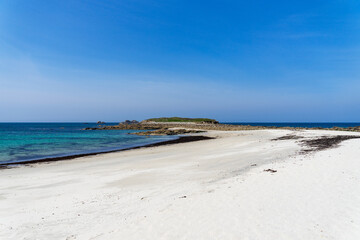 L'île Ségal se relie à un banc de sable à marée basse, fusionnant terre et mer dans une...