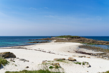 L'île Ségal reliée à un banc de sable à marée basse, créant une passerelle éphémère entre terre et mer, dans un spectacle naturel fascinant.
