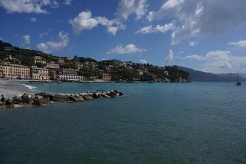 Fototapeta na wymiar Vista sul panorama della città di mare, montagne orizzonte, Portofino 