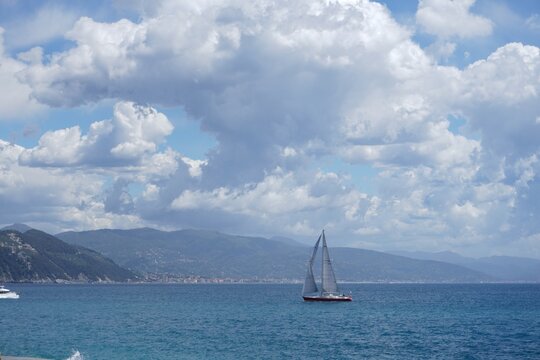 Vista sul panorama della città di mare, montagne orizzonte, Portofino
