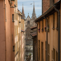 ruelle du quartier du Vieux Lyon avec vue sur l'église Saint-Nizier