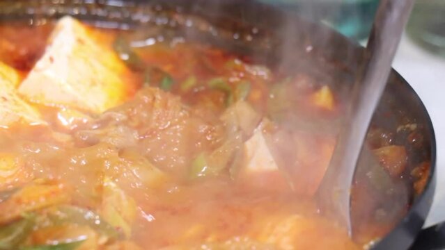 묵은지와 두부 돼지고기가 듬뿍 들어간 김치찌개