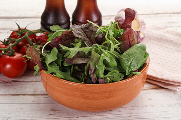 Mix salad in the bowl