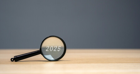 Magnifying glass with the inscription 2025. Setting goals and objectives for the new year....